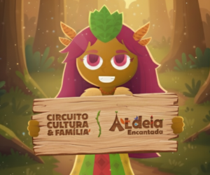 Personagem ilustrada com pele negra, cabelos roxos e ornamentos de folhas segura uma placa de madeira com o nome do projeto ‘Circuito Cultura & Família - Aldeia Encantada’, em um cenário de floresta iluminado.