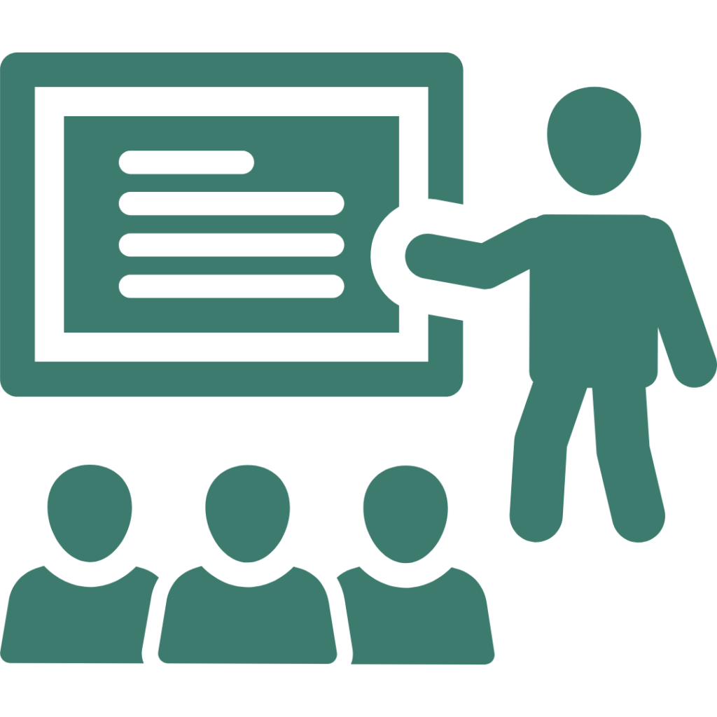 Ícone de formação e capacitação, com pessoa apresentando conteúdo em quadro para um grupo, representando educação, orientação técnica, oficinas, cursos e formação cultural.