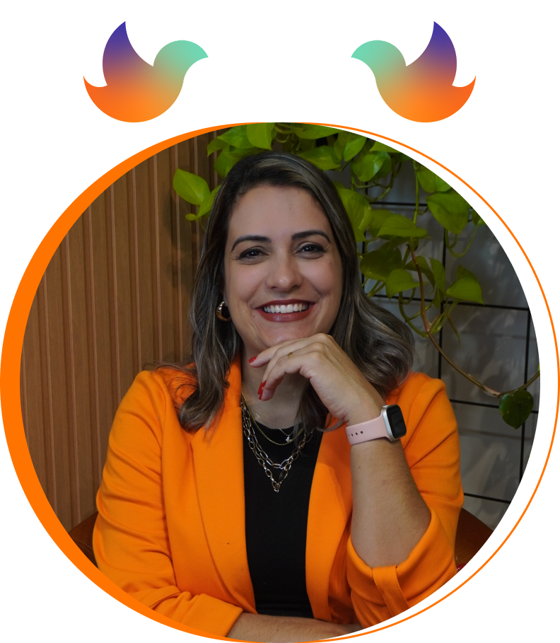 Noemi Rodrigues sorrindo, vestindo blazer laranja e blusa preta, sentada em uma cadeira com a mão apoiada no queixo. Ao fundo, há plantas verdes. A imagem possui moldura circular laranja e dois pássaros como elementos decorativos em gradiente no topo.