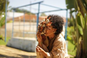 Apresentação do projeto Ju Conta Contos com uso de máscara cênica em contação de histórias africanas