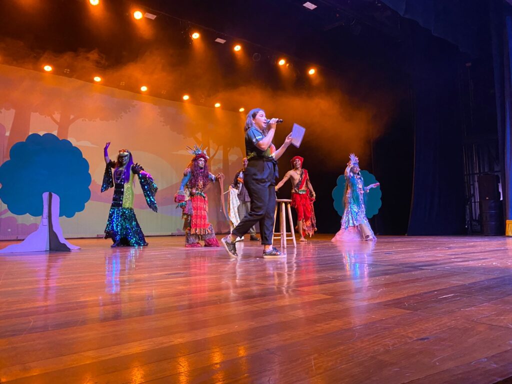 Apresentação teatral com personagens do folclore brasileiro em espetáculo cultural no palco