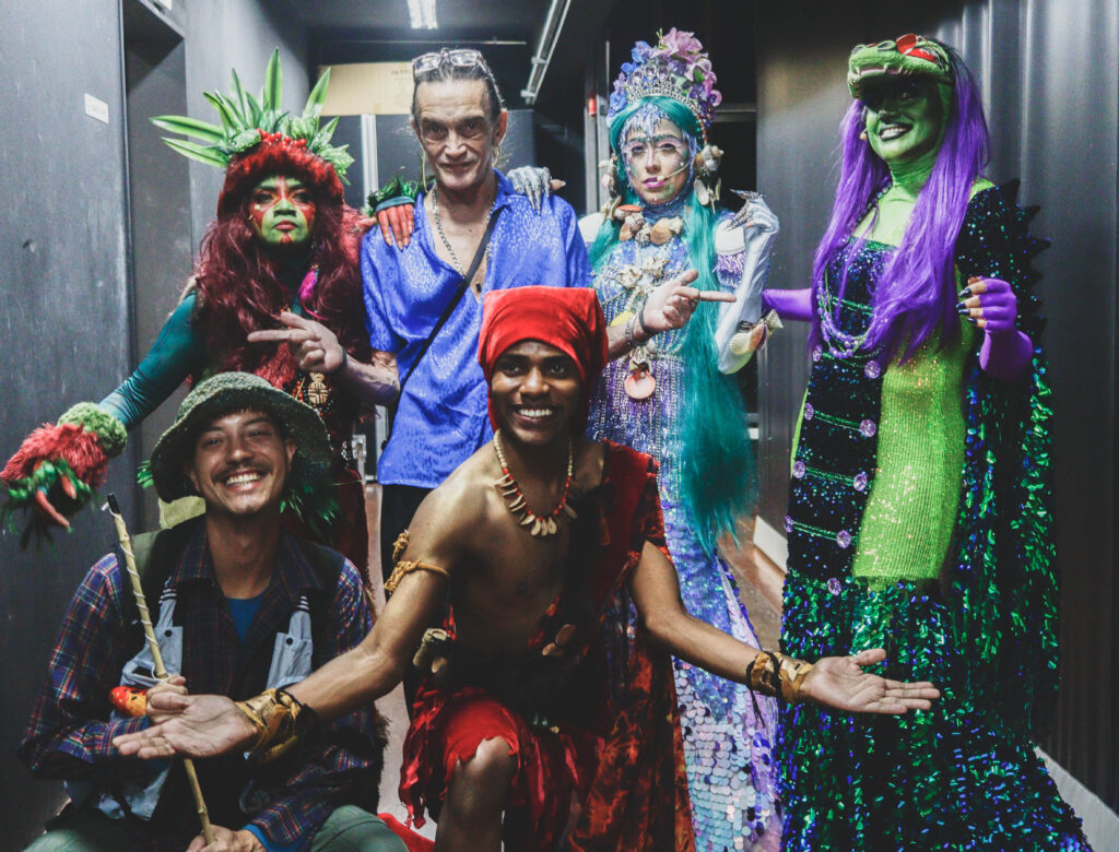 Artista Gardin e atores caracterizados com os figurinos do Circuito Cultura e família Aldeia Encantada